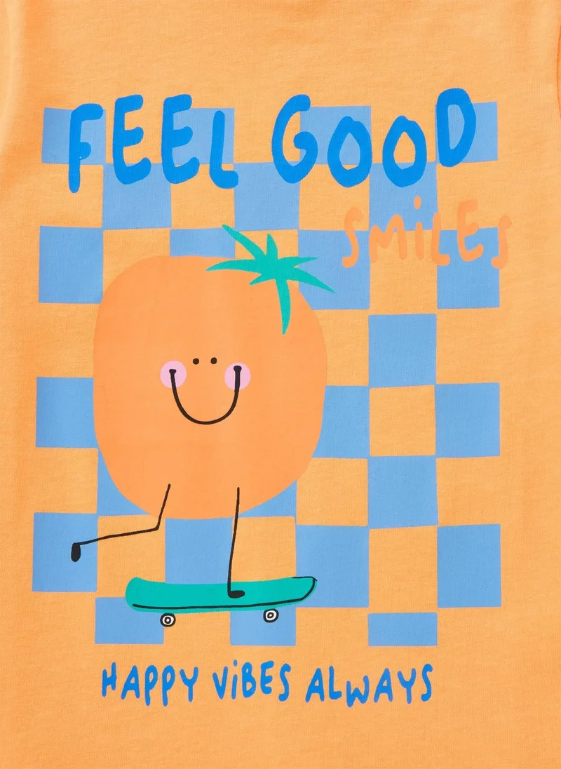 ماتلان تيشيرت للأولاد بشعار برتقالي مبهج